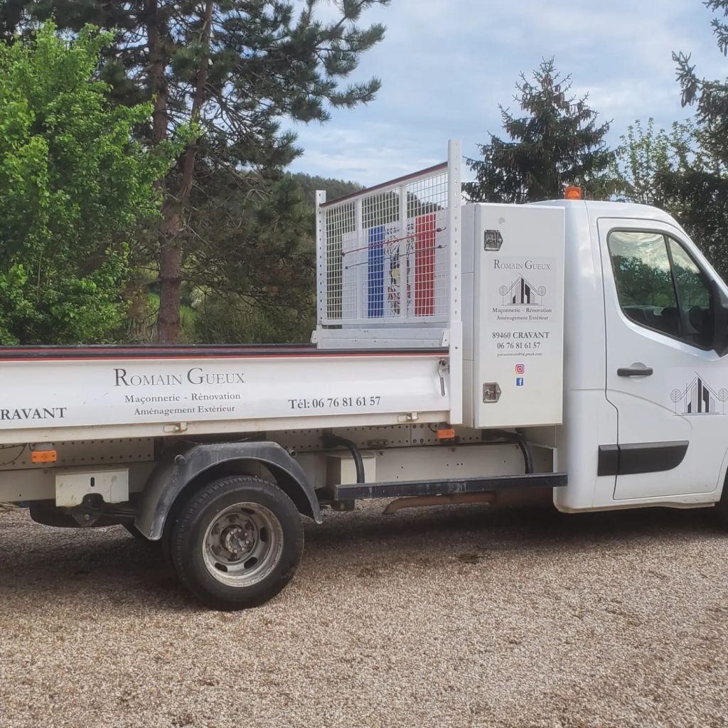 Camion du maçon expérimenté local